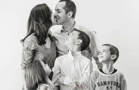 toute la famillepose deavnt l'objectif du photographe de luxembourg