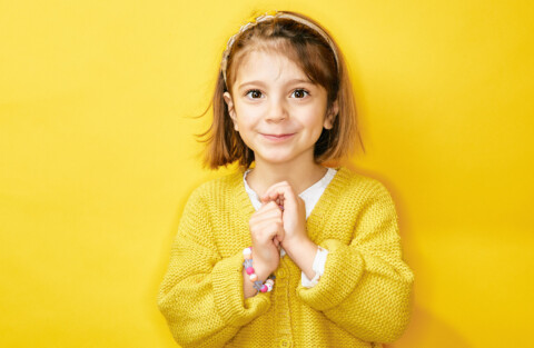 petite qui pose dans le studio photo fille en studio photo