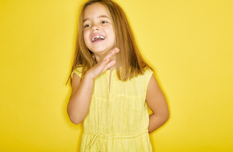 expression d'enfant avec sourire rire jaune