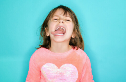 sourire d'enfants très naturel drôle de pose